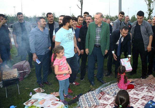 Erdoğan'dan Zeytinburnu Sahili'den iftarı bekleyenlere sürpriz