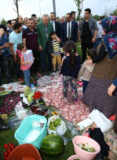 Erdoğan'dan Zeytinburnu Sahili'den iftarı bekleyenlere sürpriz