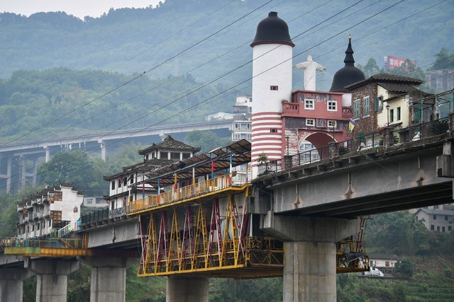 Çin'deki sıra dışı köprü görenleri şaşırtıyor