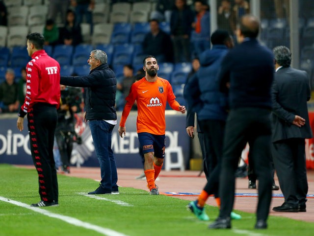 Arda Turan'dan yan hakemin üzerine yürüdü