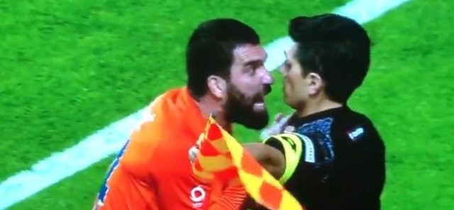 Arda Turan'dan yan hakemin üzerine yürüdü