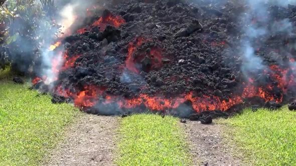 Yutarak ilerliyor! On binler felaketten kaçıyor