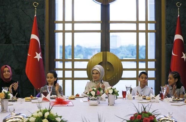 Emine Erdoğan,koruma altındaki çocuklarla buluştu