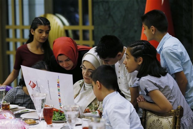 Emine Erdoğan,koruma altındaki çocuklarla buluştu