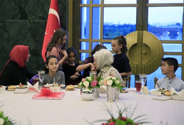 Emine Erdoğan,koruma altındaki çocuklarla buluştu