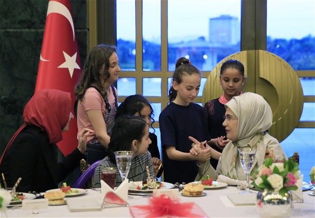 Emine Erdoğan,koruma altındaki çocuklarla buluştu