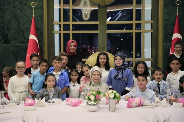 Emine Erdoğan,koruma altındaki çocuklarla buluştu