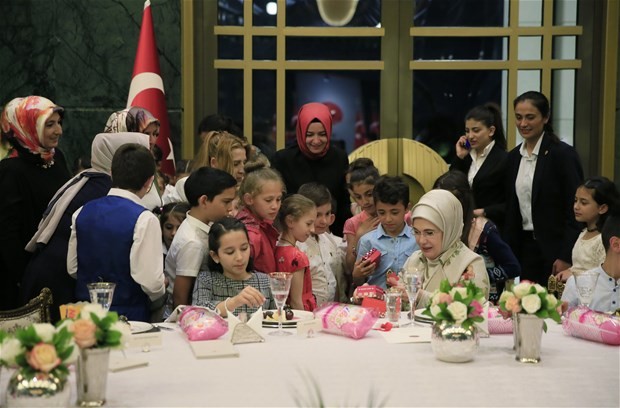 Emine Erdoğan,koruma altındaki çocuklarla buluştu