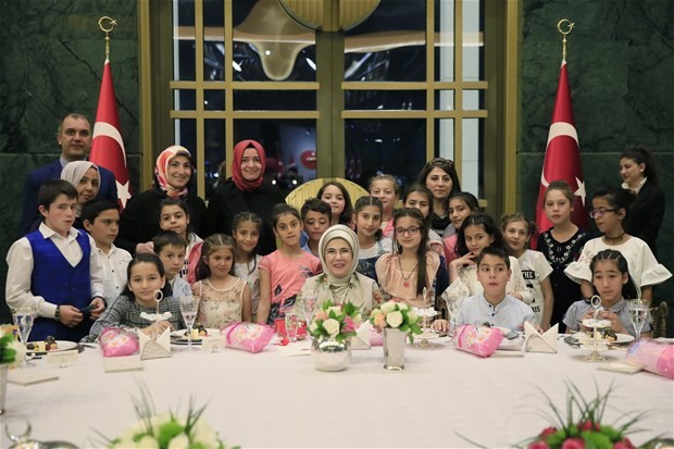 Emine Erdoğan,koruma altındaki çocuklarla buluştu