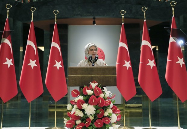 Emine Erdoğan,koruma altındaki çocuklarla buluştu