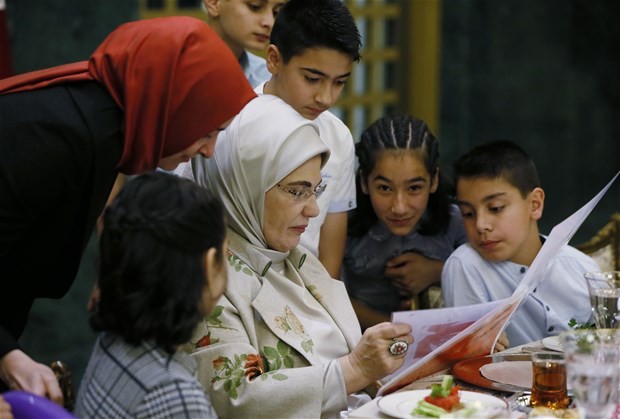 Emine Erdoğan,koruma altındaki çocuklarla buluştu