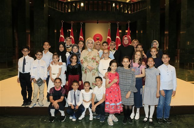 Emine Erdoğan,koruma altındaki çocuklarla buluştu