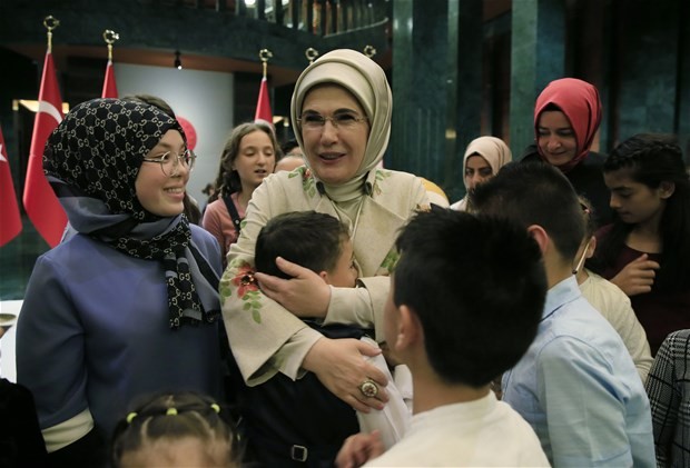 Emine Erdoğan,koruma altındaki çocuklarla buluştu