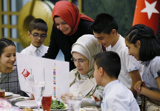 Emine Erdoğan,koruma altındaki çocuklarla buluştu