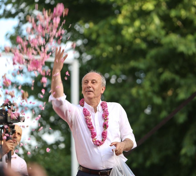 Uzman Bowden, Türk siyasetçilerin beden dilini yorumladı