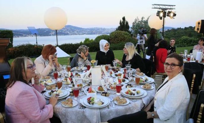 Emine Erdoğan'dan kadınlar onuruna iftar