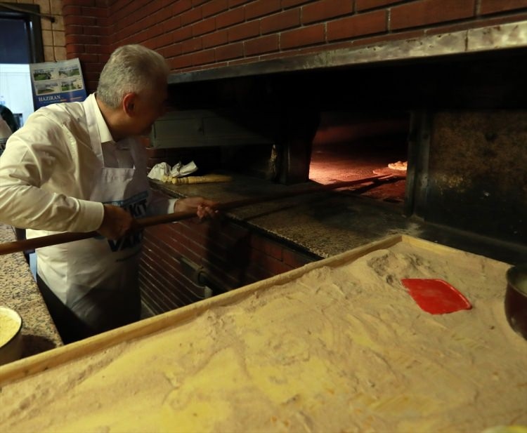 Başbakan Binali Yıldırım pide pişirdi