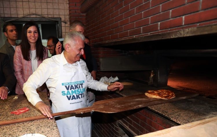 Başbakan Binali Yıldırım pide pişirdi