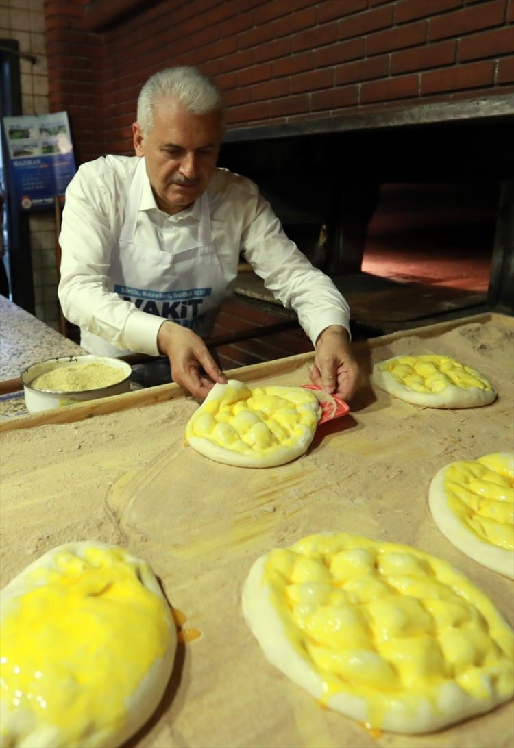 Başbakan Binali Yıldırım pide pişirdi