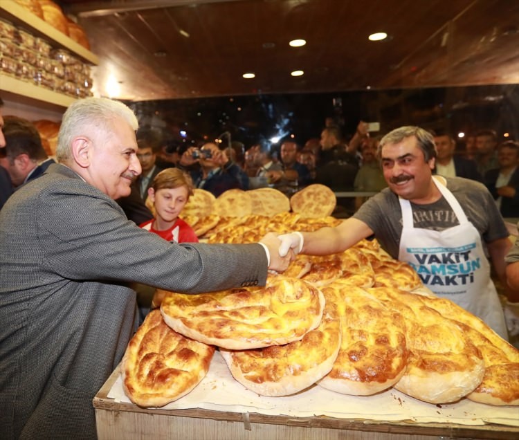 Başbakan Binali Yıldırım pide pişirdi