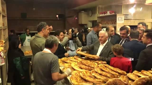 Başbakan Binali Yıldırım pide pişirdi