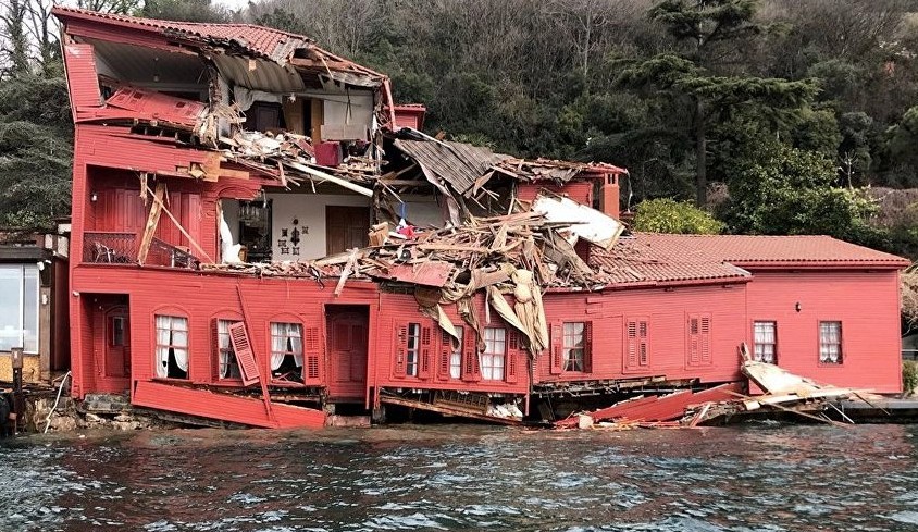 Boğaz'da geminin çarptığı yalıya fotoğraflı kamuflaj