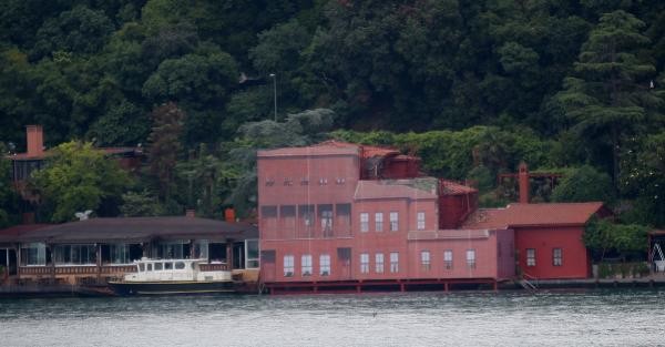 Boğaz'da geminin çarptığı yalıya fotoğraflı kamuflaj