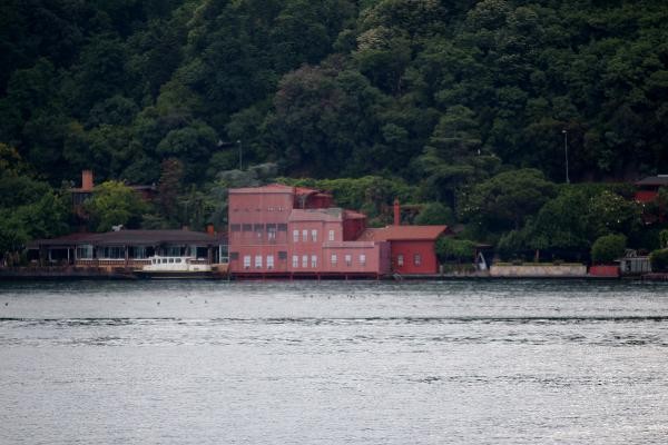 Boğaz'da geminin çarptığı yalıya fotoğraflı kamuflaj