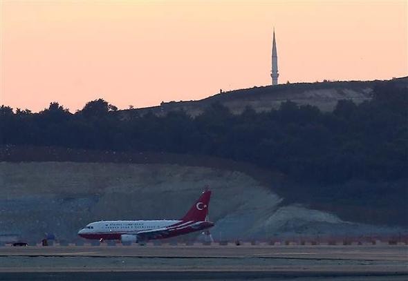 3. Havalimanı'ndaki tarihi inişten kareler