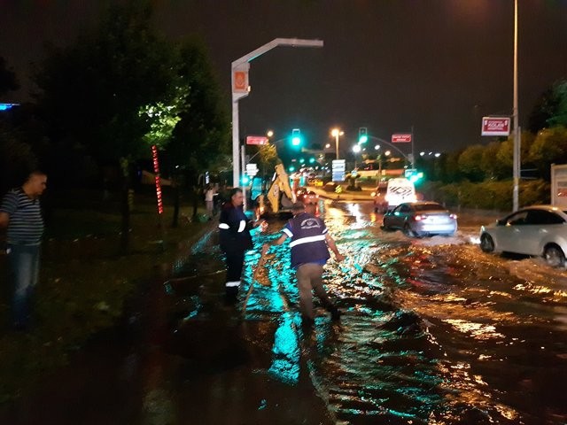 Yağmur İstanbul'u vurdu! İlginç görüntüler ortaya çıktı