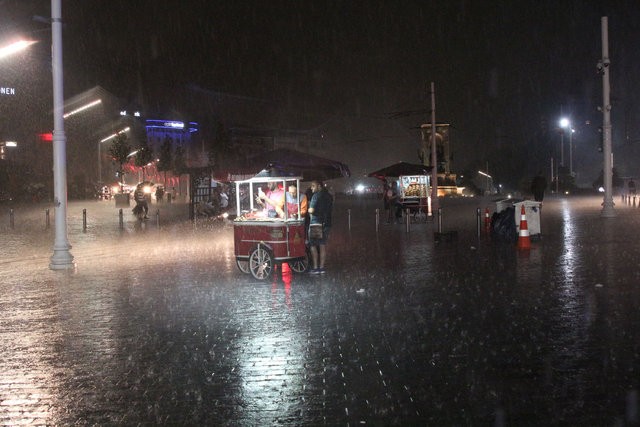 Yağmur İstanbul'u vurdu! İlginç görüntüler ortaya çıktı