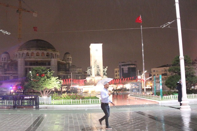 Yağmur İstanbul'u vurdu! İlginç görüntüler ortaya çıktı