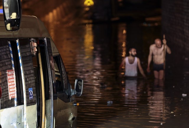 Yağmur İstanbul'u vurdu! İlginç görüntüler ortaya çıktı