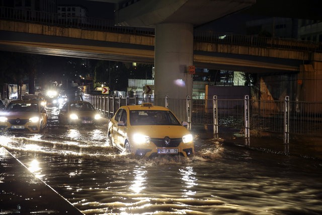 Yağmur İstanbul'u vurdu! İlginç görüntüler ortaya çıktı