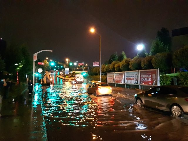 Yağmur İstanbul'u vurdu! İlginç görüntüler ortaya çıktı