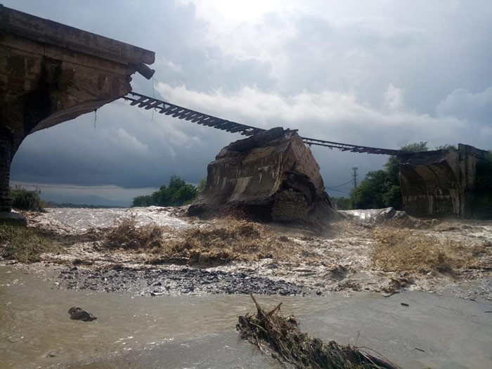 Yolcu treni yıkılan köprüden kıl payı kurtuldu