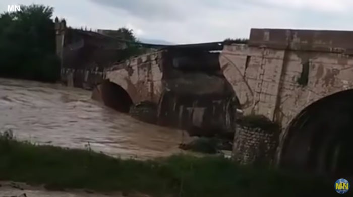 Yolcu treni yıkılan köprüden kıl payı kurtuldu