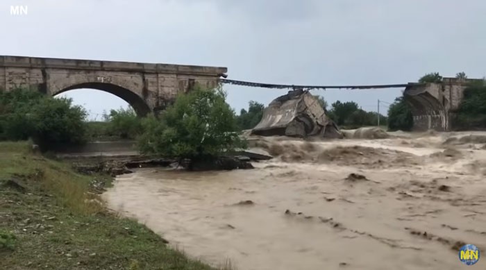 Yolcu treni yıkılan köprüden kıl payı kurtuldu