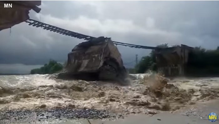 Yolcu treni yıkılan köprüden kıl payı kurtuldu