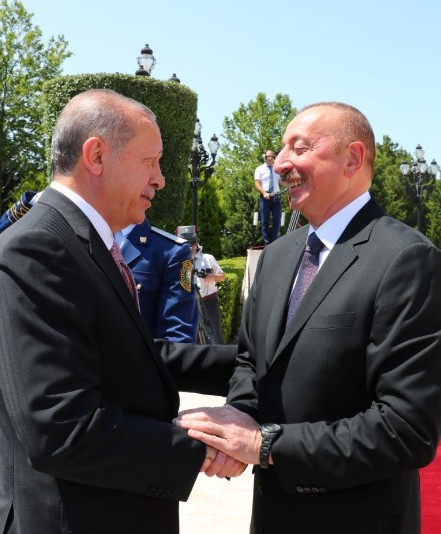 Aliyev'den Erdoğan'a samimi  karşılama