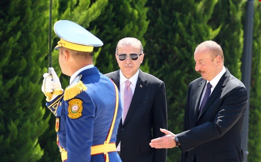 Aliyev'den Erdoğan'a samimi  karşılama