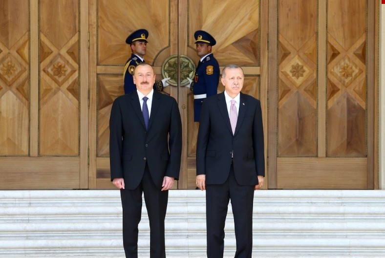 Aliyev'den Erdoğan'a samimi  karşılama