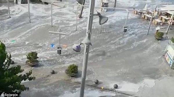 Akdeniz'de tsunami tatil cennetini vurdu!