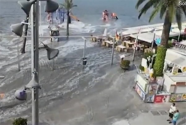 Akdeniz'de tsunami tatil cennetini vurdu!