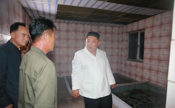 Kim Jong-un  ilk kez herkesin içinde eleştirdi