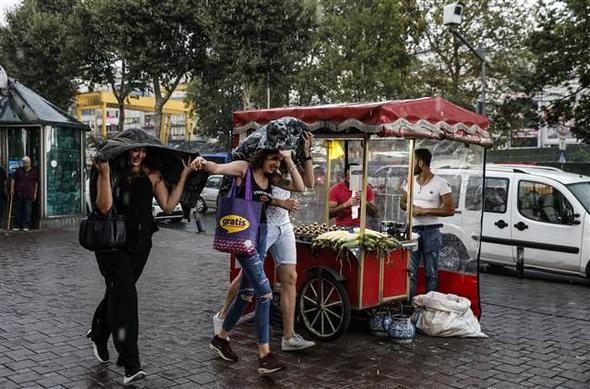 İstanbullular yağmura yakalandı