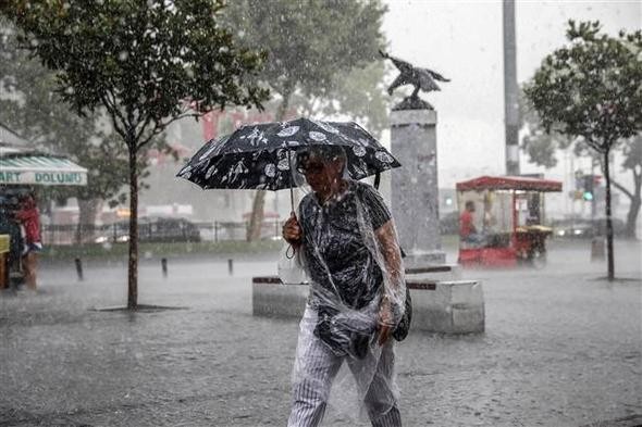 İstanbullular yağmura yakalandı