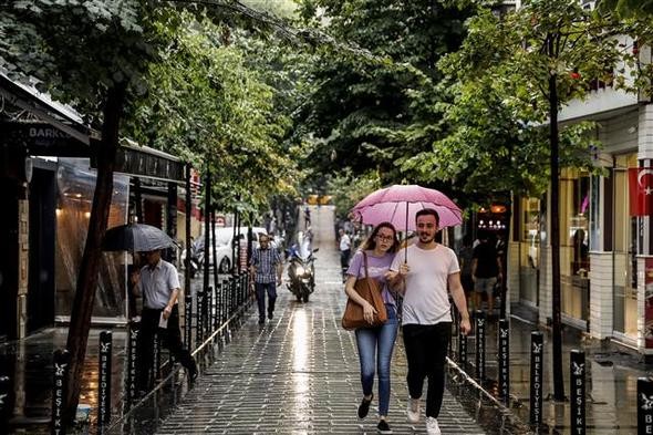 İstanbullular yağmura yakalandı