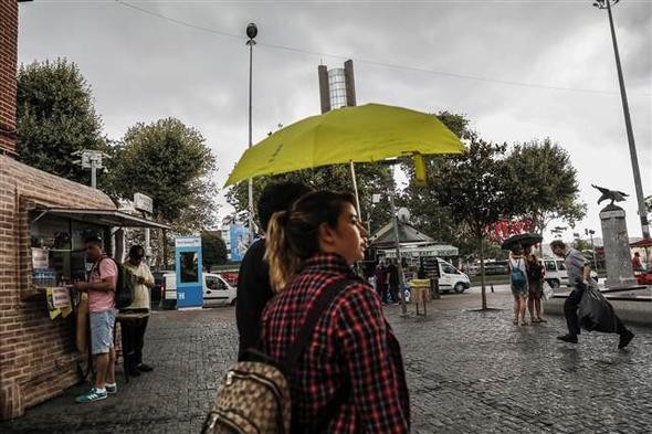 İstanbullular yağmura yakalandı