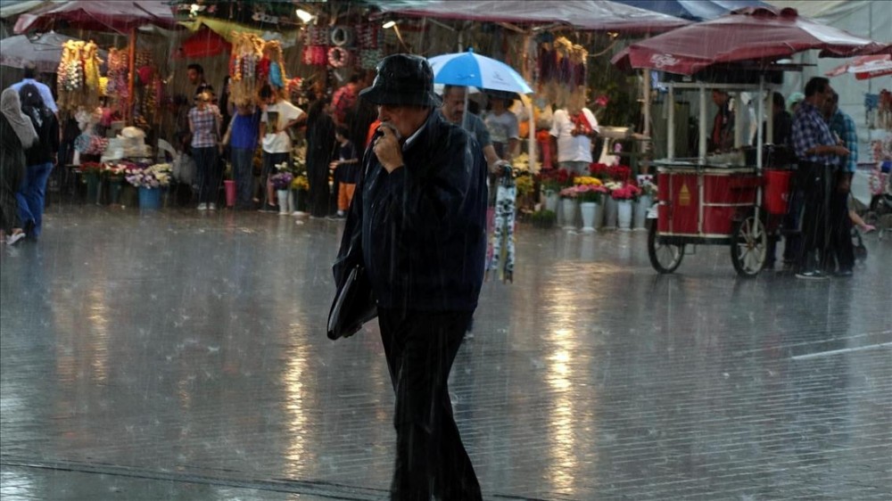 İstanbullular yağmura yakalandı